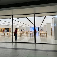 Photo taken at Apple Eaton Centre by Tim M. on 11/15/2022