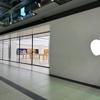 Photo taken at Apple Eaton Centre by Tim M. on 11/15/2022