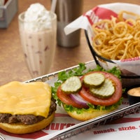 รูปภาพถ่ายที่ Smashburger โดย Smashburger เมื่อ 3/4/2014