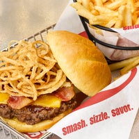 Foto diambil di Smashburger oleh Smashburger pada 2/10/2014