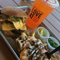 Photo taken at eT Craft Burgers &amp;amp; Beer by Victor F. on 4/3/2016