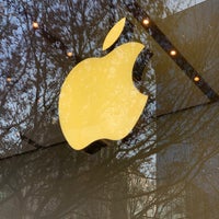 Photo taken at Apple Omotesando by Martim B. on 12/21/2018