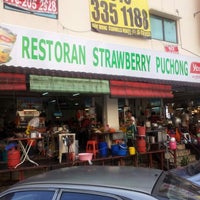 Photo taken at Restoran Strawberry Puchong by giBBs0n f. on 9/15/2012