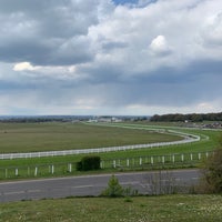 Foto tirada no(a) Epsom Downs Racecourse por Paul J. em 5/1/2021