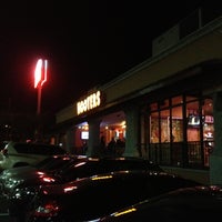 Foto tomada en Hooters  por Rahul S. el 4/27/2013