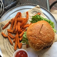 6/5/2015 tarihinde Angelia H.ziyaretçi tarafından BGR: The Burger Joint'de çekilen fotoğraf