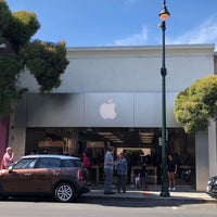 Photo taken at Apple Los Gatos by Hero 7. on 9/26/2018