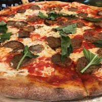 Снимок сделан в Patsy&#39;s Pizzeria пользователем Paige C. 9/21/2017
