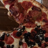 Foto tomada en Creekside Pizza &amp;amp; Taproom  por Taija A. el 10/22/2022
