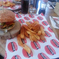 Foto tomada en Beeves Burger&amp;amp;Steakhouse  por Hatice el 6/25/2014