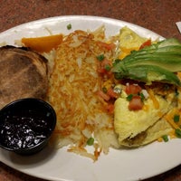 Photo taken at Shari&amp;#39;s Cafe and Pies by Hector T. on 10/28/2018
