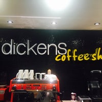 รูปภาพถ่ายที่ DICKENS Coffee Shop โดย Humberto F. เมื่อ 5/27/2017