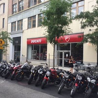 Foto diambil di Ducati Triumph New York oleh Tarik K. pada 7/5/2017