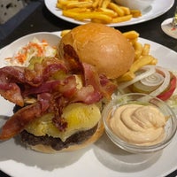 Photo taken at Zsa Zsa Burger by till on 11/3/2022
