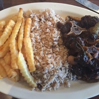 Снимок сделан в Jamaica Gates Caribbean Restaurant пользователем Bri F. 1/10/2016