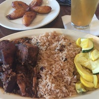 1/10/2016 tarihinde Bri F.ziyaretçi tarafından Jamaica Gates Caribbean Restaurant'de çekilen fotoğraf