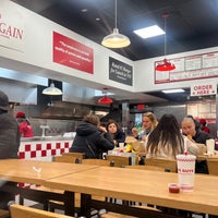 Photo taken at Five Guys by 지수 김. on 11/26/2022