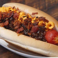 2/13/2014 tarihinde Überdog - Amazing Hot Dogsziyaretçi tarafından Überdog - Amazing Hot Dogs'de çekilen fotoğraf