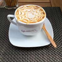 รูปภาพถ่ายที่ Focaccia Cafe &amp;amp; Restaurant โดย Orhn G. เมื่อ 9/7/2012