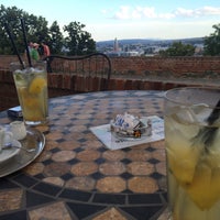 รูปภาพถ่ายที่ Café Špilberk โดย Judit S. เมื่อ 7/30/2016