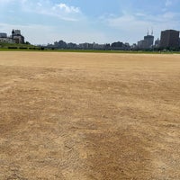 Photo taken at 多摩川緑地野球場 by yuutelin on 8/27/2022