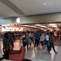 Photo taken at Apple Dadeland by Olinto M. on 12/22/2018