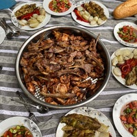 Photo taken at deniz balıkçılık piknik alanı &amp;amp; balık restorant by Ozan Y. on 8/9/2020