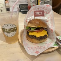 Photo taken at Teddy&amp;#39;s Bigger Burgers by m@co14 on 10/12/2023