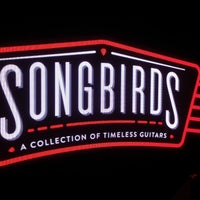 9/24/2017 tarihinde Steve H.ziyaretçi tarafından Songbirds Guitar Museum'de çekilen fotoğraf