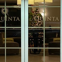 Foto diambil di La Quinta Inn &amp;amp; Suites Santa Clarita - Valencia oleh Judy A. pada 12/27/2022