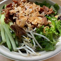 รูปภาพถ่ายที่ Freshroll Vietnamese Rolls &amp;amp; Bowls โดย Deekay เมื่อ 9/9/2021