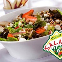 Foto scattata a Super Salads da Super Salads il 2/18/2014