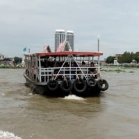 Photo taken at ท่าเรือข้ามฟากสะพานพระปิ่นเกล้า (ฝั่งธนบุรี) Phra Pin Klao Bridge (Thon Buri) Cross River Ferry Pier by Arthur P. on 9/3/2016