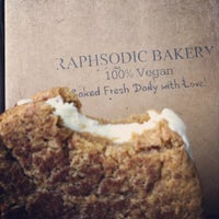 9/15/2012 tarihinde Rebeccaziyaretçi tarafından Raphsodic Bakery'de çekilen fotoğraf