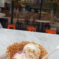 6/24/2021 tarihinde Nisreen M.ziyaretçi tarafından Jeni&amp;#39;s Splendid Ice Creams'de çekilen fotoğraf