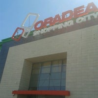Foto tirada no(a) Oradea Shopping City por Andrada T. em 6/28/2014