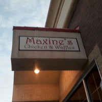 Foto diambil di Maxine&amp;#39;s Chicken &amp;amp; Waffles oleh peter p. pada 1/17/2018