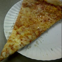 Foto tirada no(a) Savino&#39;s Pizza por Erin W. em 9/16/2012