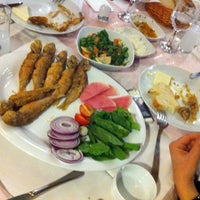 Foto diambil di Kalabalık Balık Restoranı oleh ENES K. pada 1/23/2015
