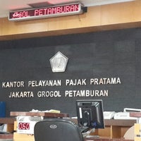 Photo taken at Kantor Pelayanan Pajak Pratama by Made Helen V. on 4/22/2014