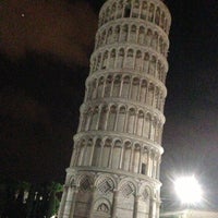 Foto diambil di Pisa, Holding Up the Leaning Tower oleh Osnat Z. pada 10/16/2012