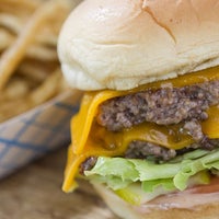 2/17/2014 tarihinde Elevation Burgerziyaretçi tarafından Elevation Burger'de çekilen fotoğraf