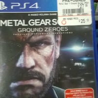 Photo taken at GameStop by Heeyougow F. on 8/25/2014