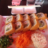 Photo taken at Qué Rollo Sushi Bar by Kenia A. on 8/17/2014