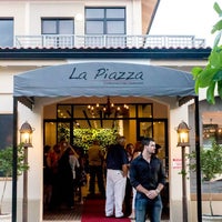 2/18/2014 tarihinde La Piazza Continental Cafe / Deliziyaretçi tarafından La Piazza Continental Cafe / Deli'de çekilen fotoğraf
