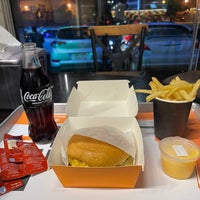 Photo taken at Bitez Burger بايتز برجر by ميعَاد💎 on 9/9/2021