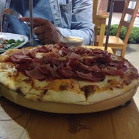 8/21/2015 tarihinde Joel C.ziyaretçi tarafından Margherita Pizza &amp;amp; Vino'de çekilen fotoğraf