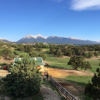 Foto diambil di Mountain Goat Lodge oleh Bryon M. pada 6/22/2015
