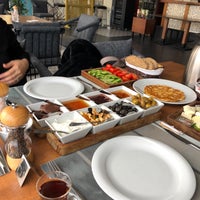 รูปภาพถ่ายที่ Carnival Restaurant โดย Akın G. เมื่อ 1/6/2020