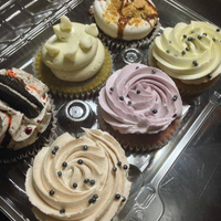 2/21/2014 tarihinde Sweets First Bakeshoppe &amp;amp; Cafeziyaretçi tarafından Sweets First Bakeshoppe &amp;amp; Cafe'de çekilen fotoğraf